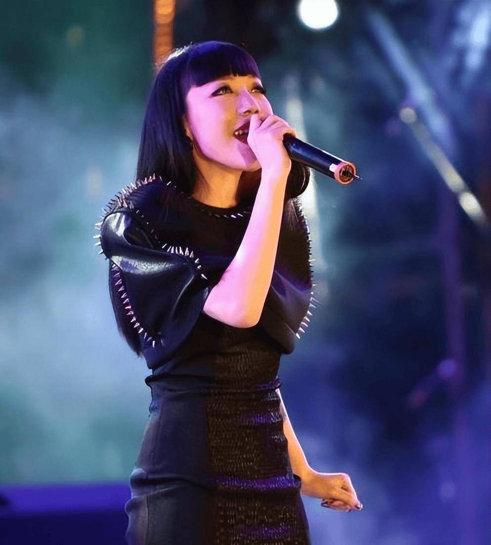 事实证明逐渐消失的吴莫愁早已经走上了一条不归路