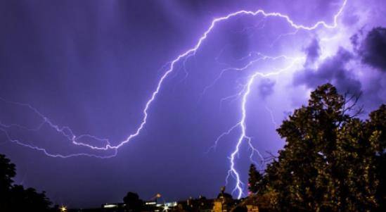 广西特大暴雨破纪录,一对母子不幸被雷电击中,多地启动应急预案