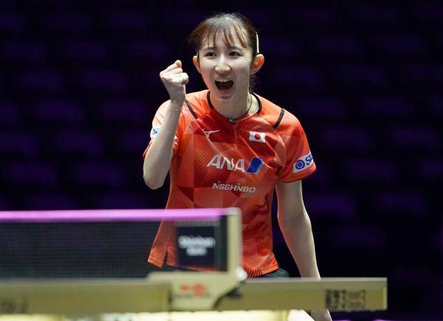 输掉第一盘的小魔王在第二盘开局阶段强势出击,虽然早田欣娜也打得