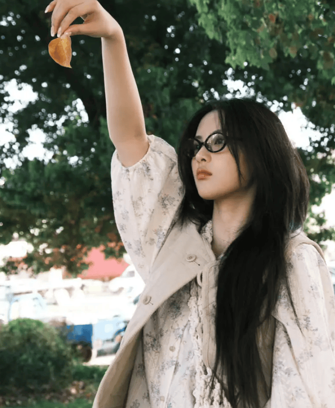 杨超越晒生活随拍戴头巾吃雪糕少女感十足