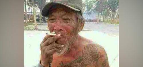 原创流浪汉身扛过肩龙被路人拍照嘲笑网友30年前你敢试试