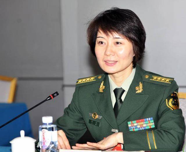 她17岁进入女子特警队,现在已是大校警衔,丈夫是一位普通保安