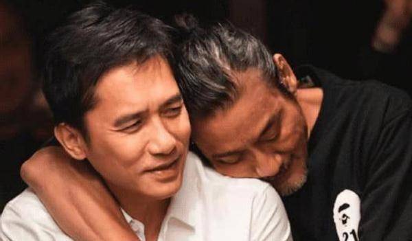 27岁被雪藏周润发帮忙才解封梁家辉现在过得怎样了呢