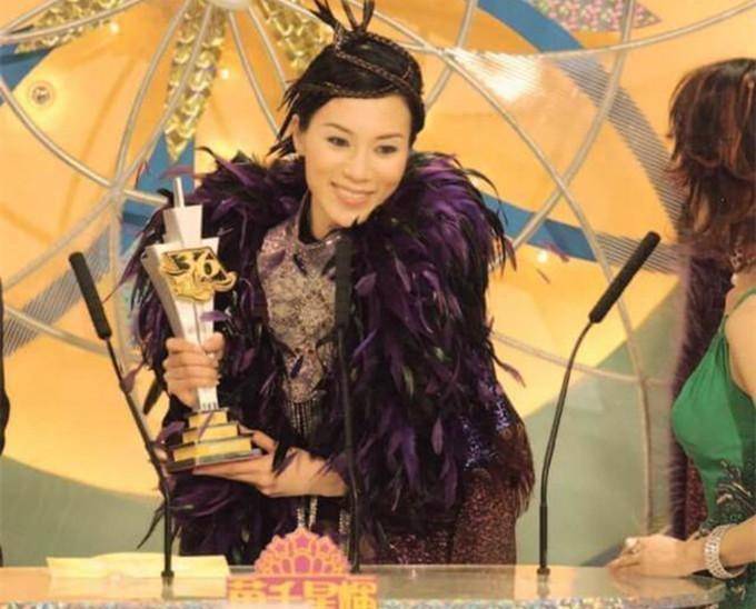 原创49岁张可颐晒近照依偎妈妈怀中似孩童比剪刀手卖萌少女感十足