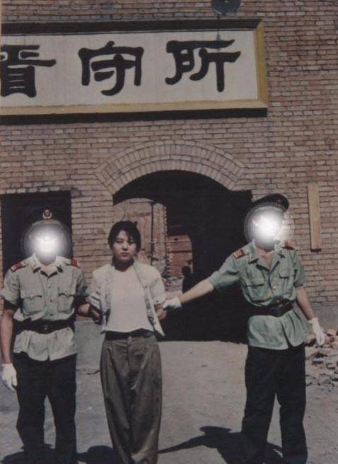 原创花季少女行刑前突然主动张开嘴众人不解行刑士兵却懂了