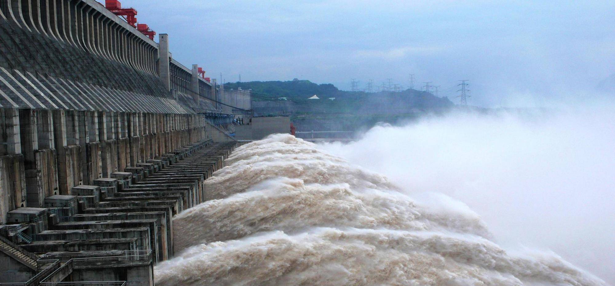 三峡大坝在汛期还要泄洪,这正好说明了我国水利建设的强度不够_长江_