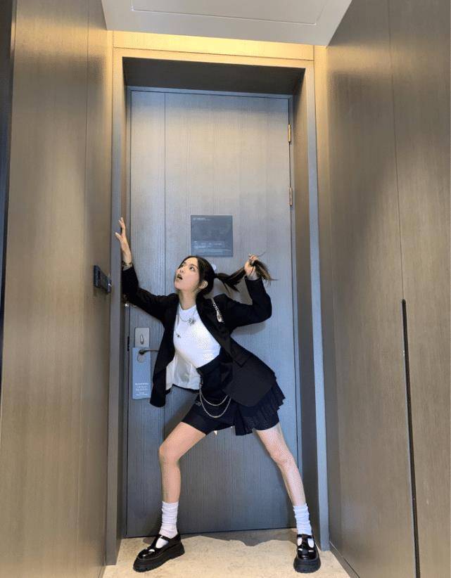 原创杨超越综艺感太强帮邓伦换鱼直接拔头发锦鲤到底有多耿直