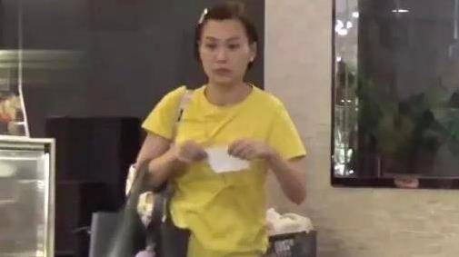 郑中基老婆精心打扮,都没有阿sa漂亮,笑起来脸上的褶子好多_余思敏_因