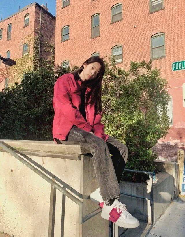 原创欧阳娜娜坐地上夜拍不料却被背后抢镜网友夜景需要勇气