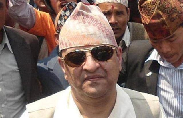 贾南德拉在登上王位后,开始想尽