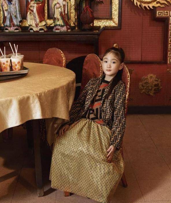 原创7岁奥莉登杂志封面梳高马尾气质冷艳亭亭玉立初具少女范儿