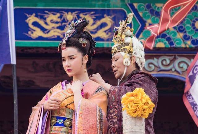 在北宋时期,无人不知无人不晓,电视剧里面描述的杨家将7人加上女眷各