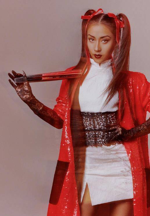 原创吉克隽逸穿红装风格未免太野性了欧美风与中国风更喜欢哪种