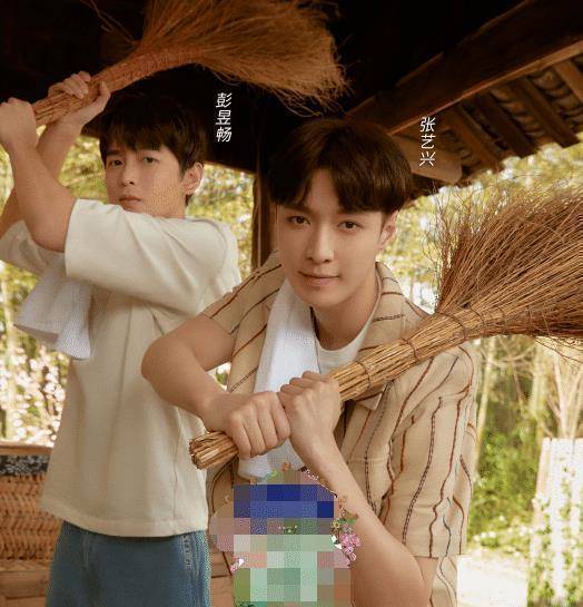 原创张子枫向往5海报和彭昱畅搂脖子捂头互动自然张艺兴避嫌太明显