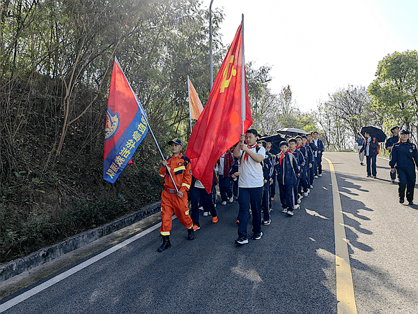 涪陵区华岩应急救援队为1200名师生踏青徒步提供随行保障