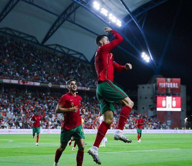 尽管已经36岁,但c罗的进球效率仍然足够出色.