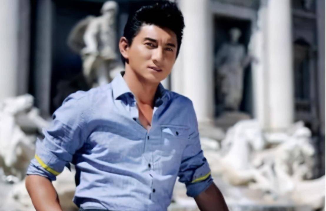 他曾是小虎队中的帅气歌手,如今发展却与苏有朋境遇大不相同_吴奇隆