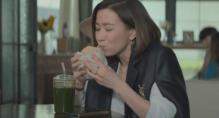 吃得越狠演技越稳佘诗曼吃汉堡扯下了多少演员的遮羞布