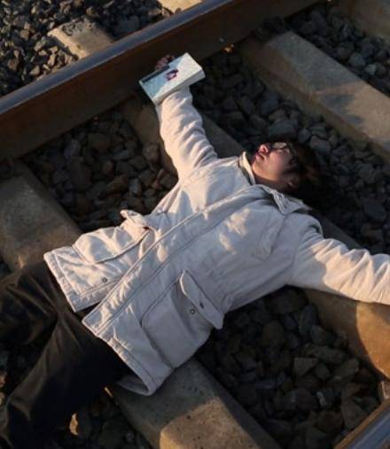 有人说是海子是因为放不下自己的初恋所以卧轨自杀,也有人说是因为