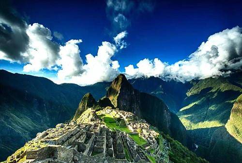 原创冰山发现500年前冻龄少女身裹华丽披肩静坐长发乌黑面容如生