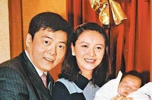 几年后,曾华倩遇到了从事美发用品生意的富豪林肇基,算是门当户对的