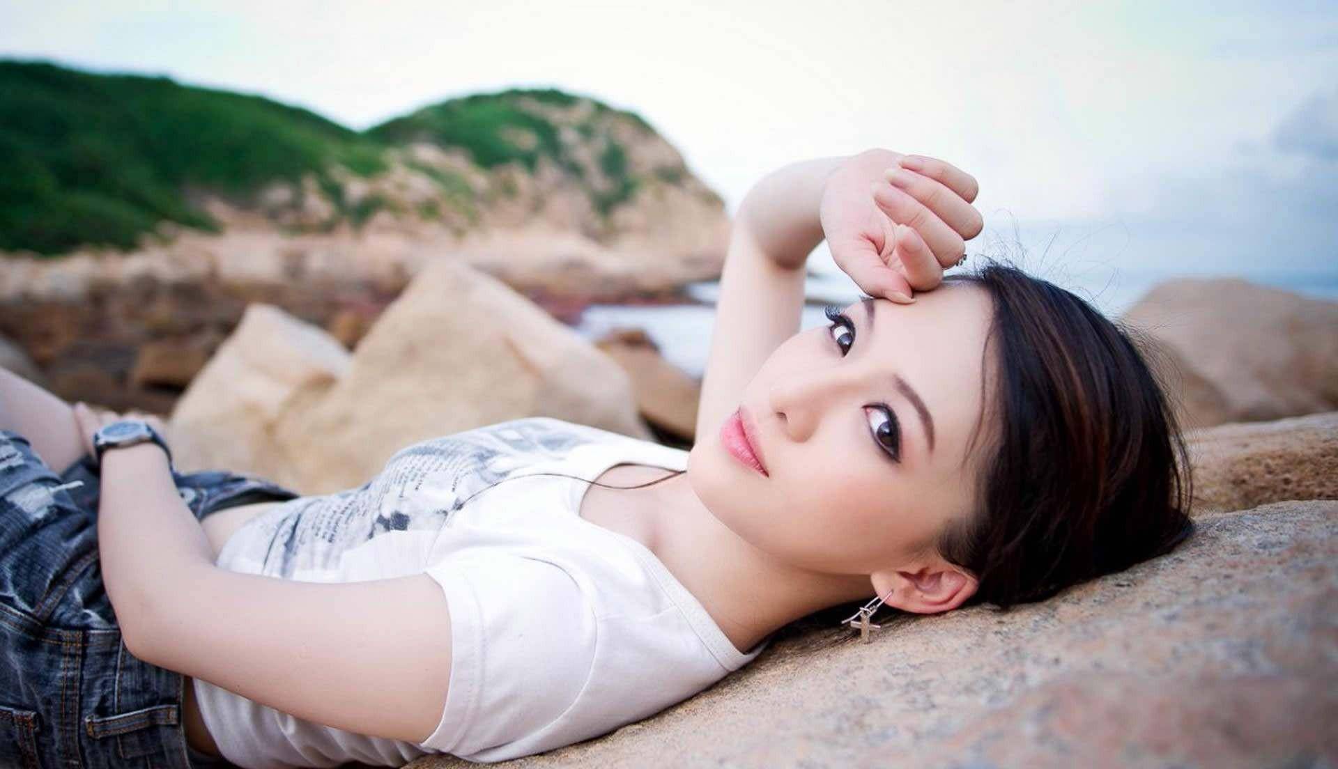 古力娜扎穿护士装拍戏气质展现得淋漓尽致网友表示这就是爱