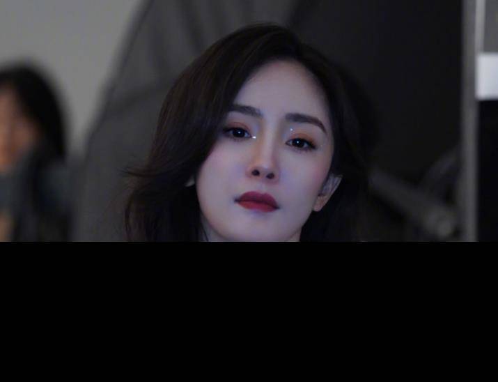 原创杨幂尝试胶片风写真看清未修花絮后精修图都不香了