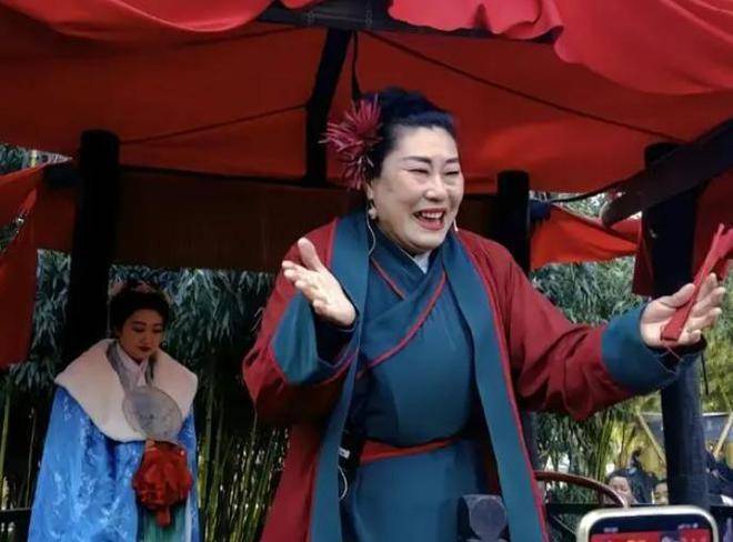 61岁河南王婆爆火不是意外只是摸准时代的脉门