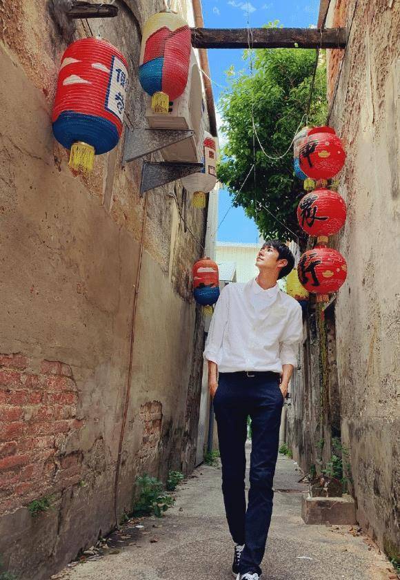 有种整容叫退伍后黄光熙近照流出穿白西装时尚又帅气