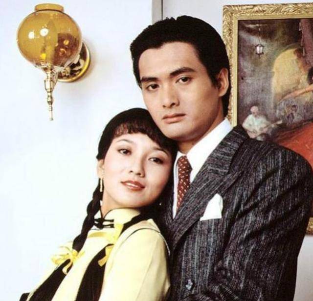 同样是拍上海滩黄晓明为女主撑伞被吐槽现实中他也做不好
