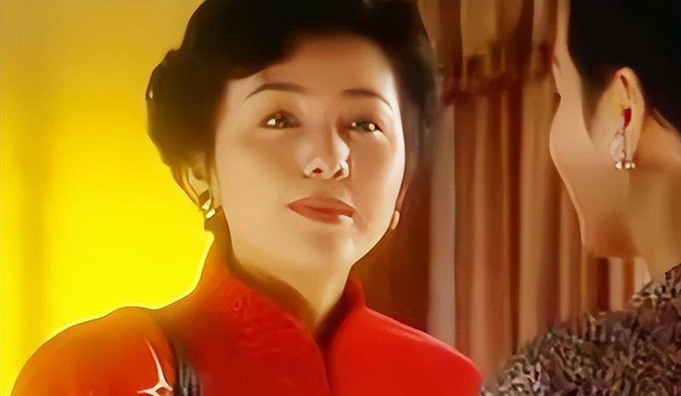 王琳在23岁时出演了她人生的第一部戏,饰演《情满珠江》中的一位女