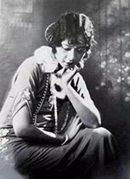 琼华,第二个是与他在日本生活了二十多年,却被抛弃在日本的妻子郭安娜