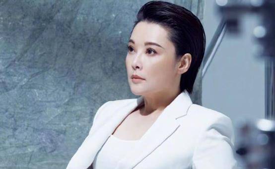 3段婚姻4段情,让富豪苦等12年的她,最终嫁给了小11岁穷诗人_袁立_事业