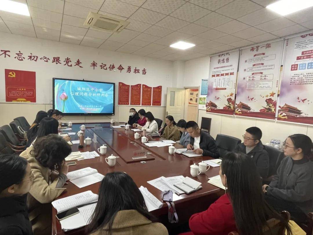 情况及重点关注个案情况,刘珍珍老师认真倾听并一一进行了详细记录,并