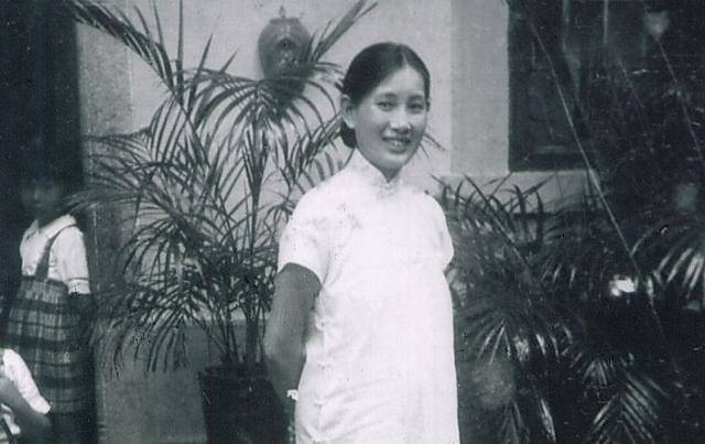 新四军军长叶挺的妻子,上学时被称为校花,嫁给叶挺后生9个孩子_李秀文