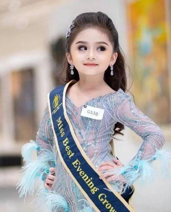 原创7岁女孩芙瑞雅参加选美穿起礼裙宛如超模长大又是美人胚子