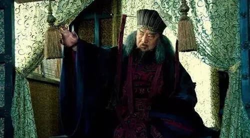 大将军何进为铲除十常侍,令董卓进京协助,不过进京前突然发生意外