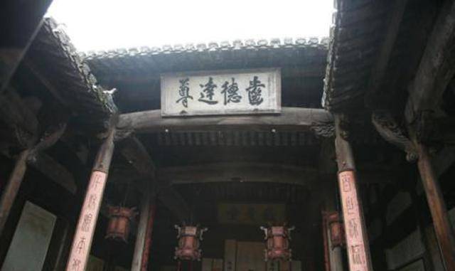 丈夫刚走不久大伯哥就将她关进小屋50年如今该小屋成名胜古迹