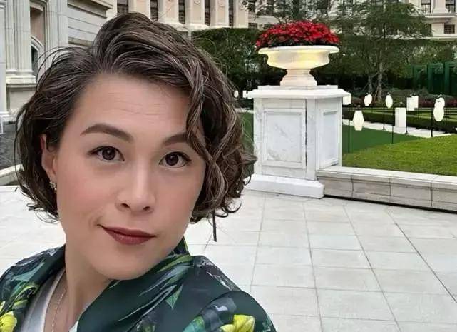 44岁名媛赵式芝携同性女友现身澳门相爱5年老父亲尊重其决定