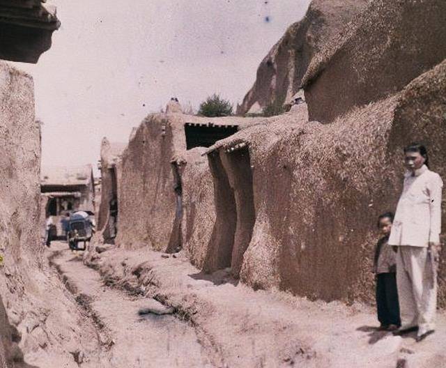 民国1912年7月29日,河北张家口村庄里泥泞不堪的道路旧照,路旁还有