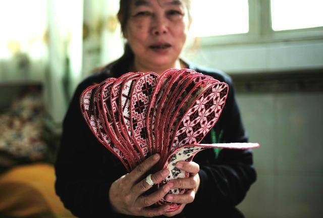 有生之年,她会一直坚持下去如今,60多岁的张兴会每天还在坚持着做鞋垫