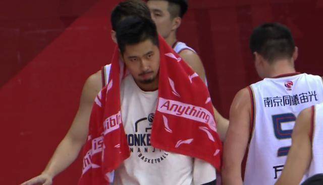 江就投中三分,乔文瀚三分中的,高诗岩反击上篮回应,孙思尧暴力虐筐