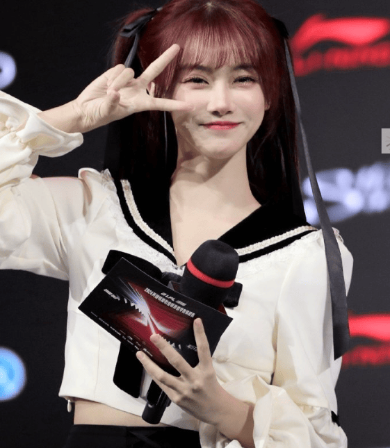 小钰身材是真不错,穿上jk装后更是美,就是腿比rookie粗离谱了