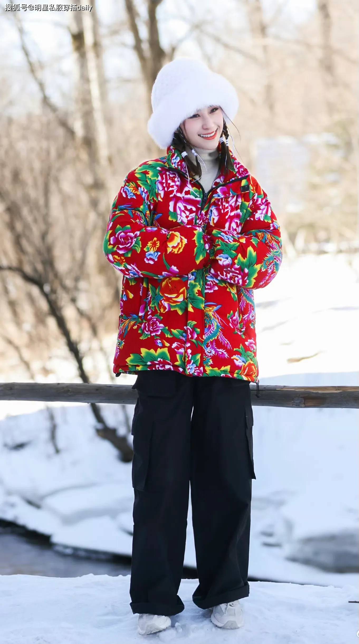 原创何超莲宋轶手挽手为东北碎花棉袄做代言土潮成综艺宠儿