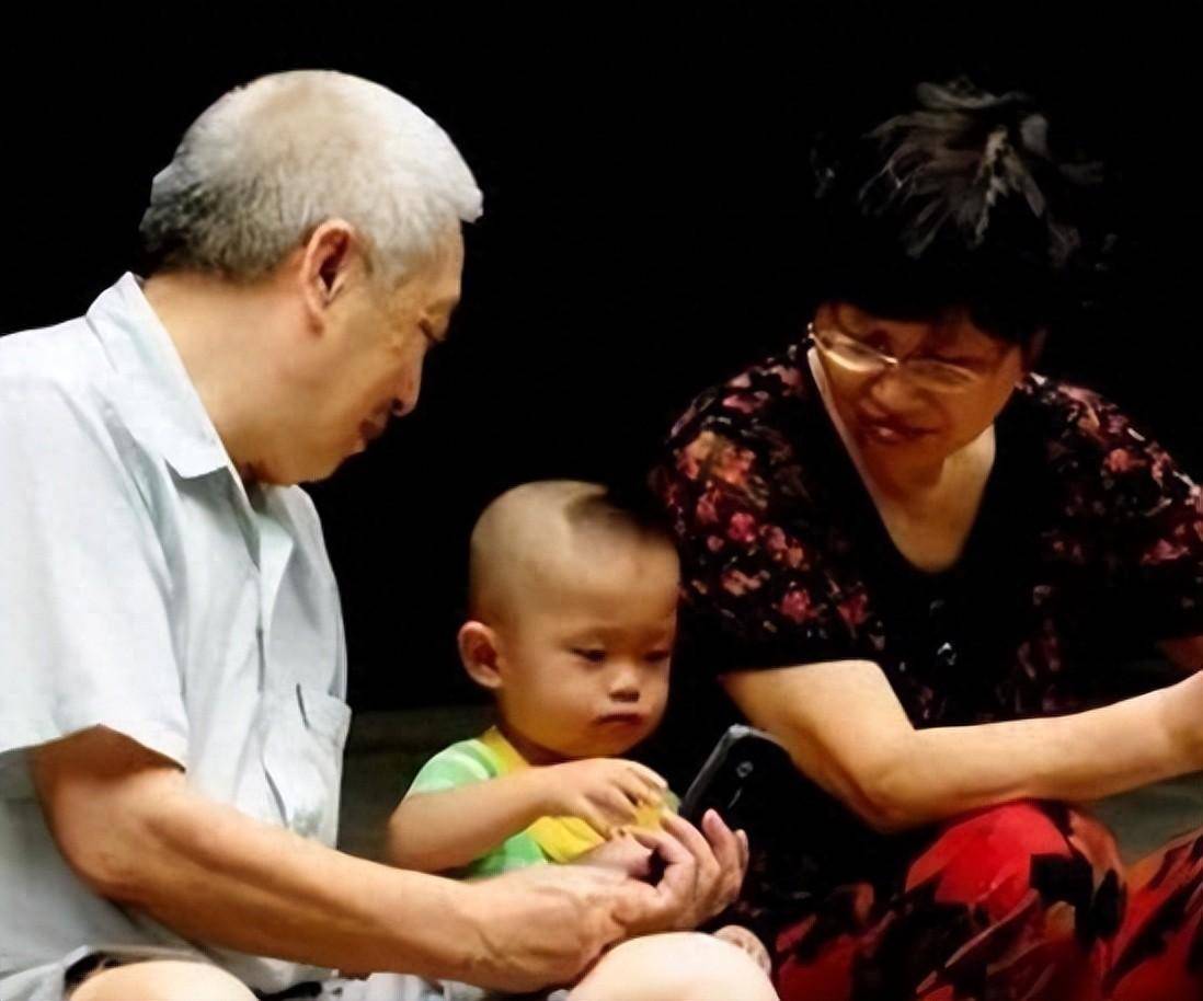 创作者
            老婆瞧不起女婿舅舅，指出他们没钱很难说服他们，我该咋办？