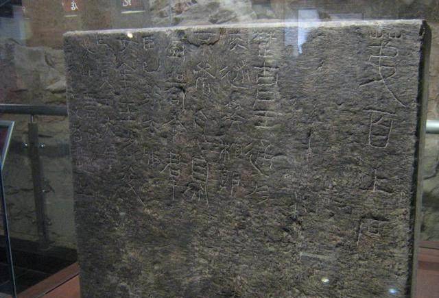 富豪死前在自己墓前立碑:此墓真的无宝物,盗墓贼:挖开就知道了_刘交