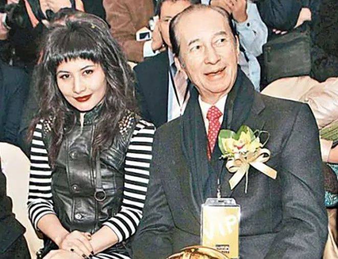 二三房出大美人,四房女儿少了几分贵气_超凤_何超琼_五官