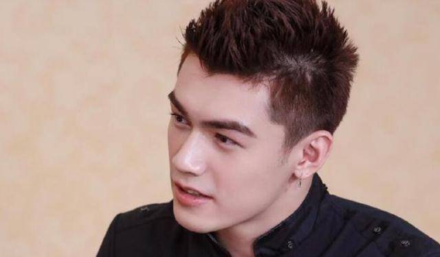 艾尼娃尔的现代装很好看,脸部轮廓秀气,眼睛深邃,体格健美.