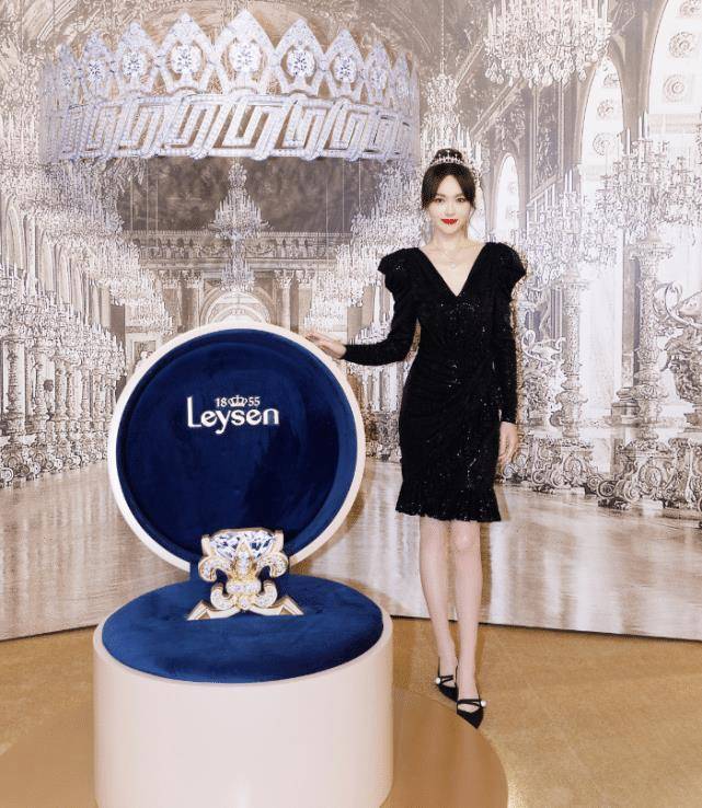 原创唐嫣终于找到自己的风格穿毒液裙秀身材这是我见过最美的辣妈