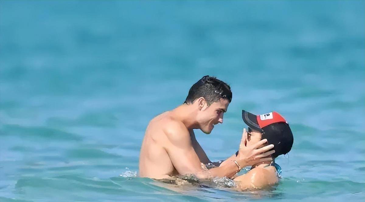 c罗沙特度假展家庭幸福备战斗志昂扬